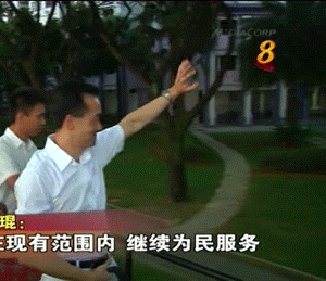 Dr Koh waving to supporters 